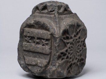 Plinto di pietra con stemmi Vallaise e Challant, fine XV secolo. Dono del can. Noussan, 1931 (© RAVA, foto Gonella)