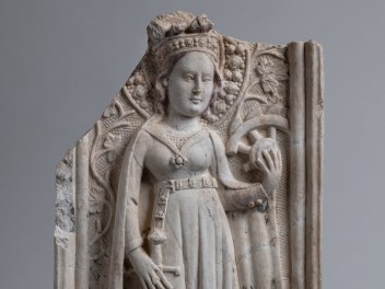 Bottega di Stefano Mossettaz, Santa Caterina d'Alessandria, 1440 circa. Bassorilievo in alabastro gessoso proveniente da Introd (© RAVA, foto Gonella)