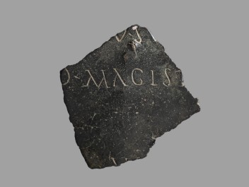Fragment de plaque votive en bronze, II siècle après J-C (© RAVA, photo Gonella)